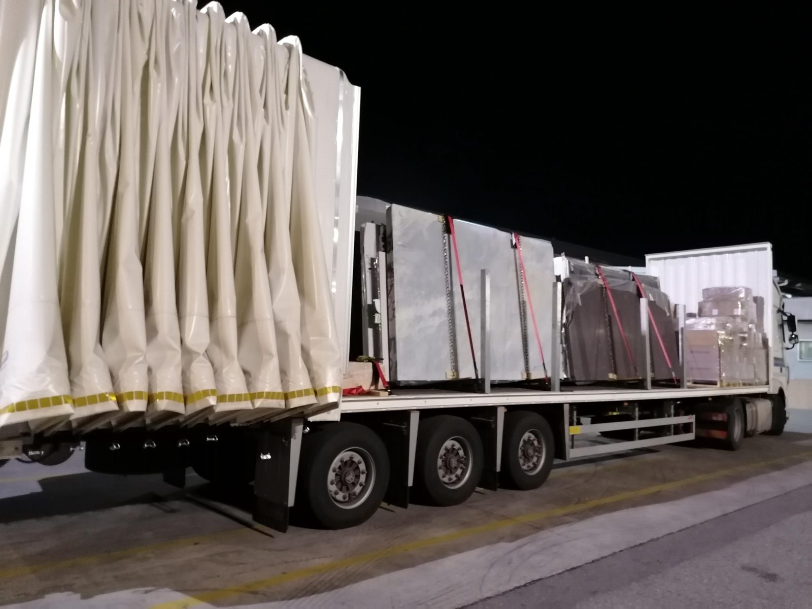 Lastre di marmo pronte per il carico